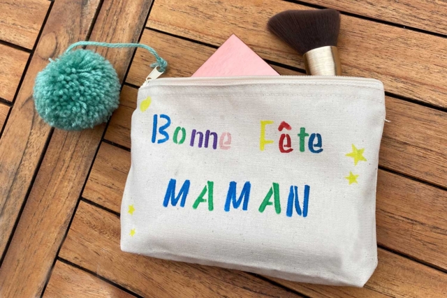 Estuche de maquillaje "Bonne fête maman" - Outils à pompons et tricotins : l'art du fil à la portée de tous - 10doigts.fr