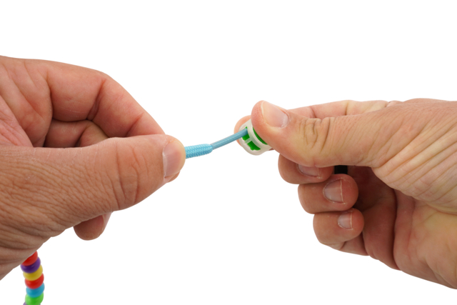 Taller paso a paso: cómo hacer pulseras infantiles - Kits Bijoux - 10doigts.fr